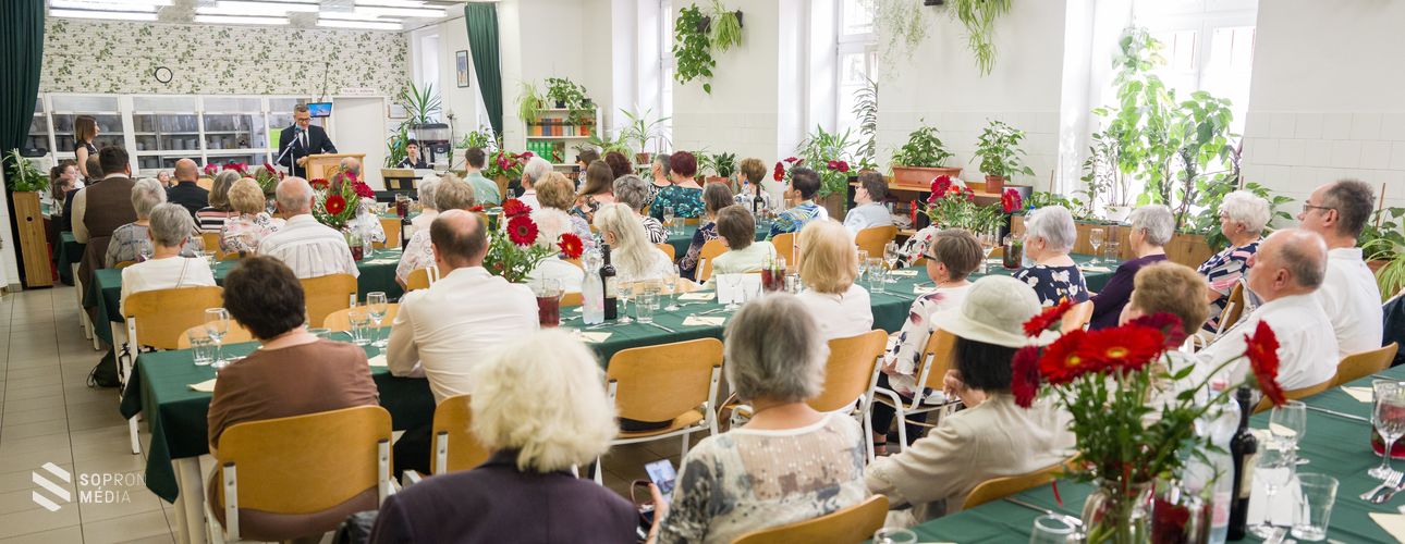 Pedagógusnap alkalmából köszöntötték az oktatókat a Roth Gyula Kollégiumában