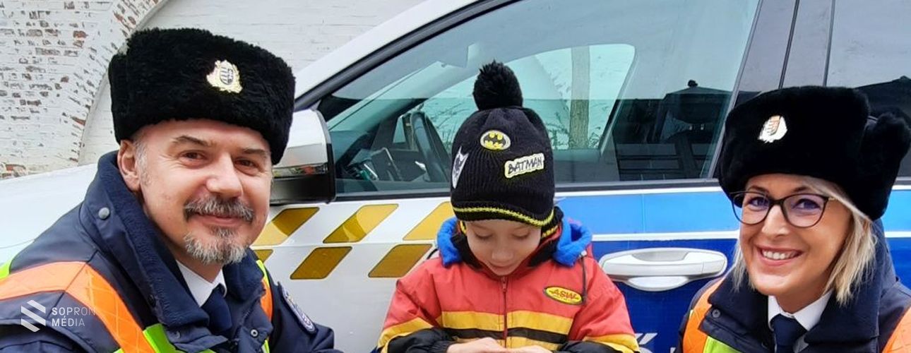 Lackó születésnapjára igazi rendőrautót „kapott”