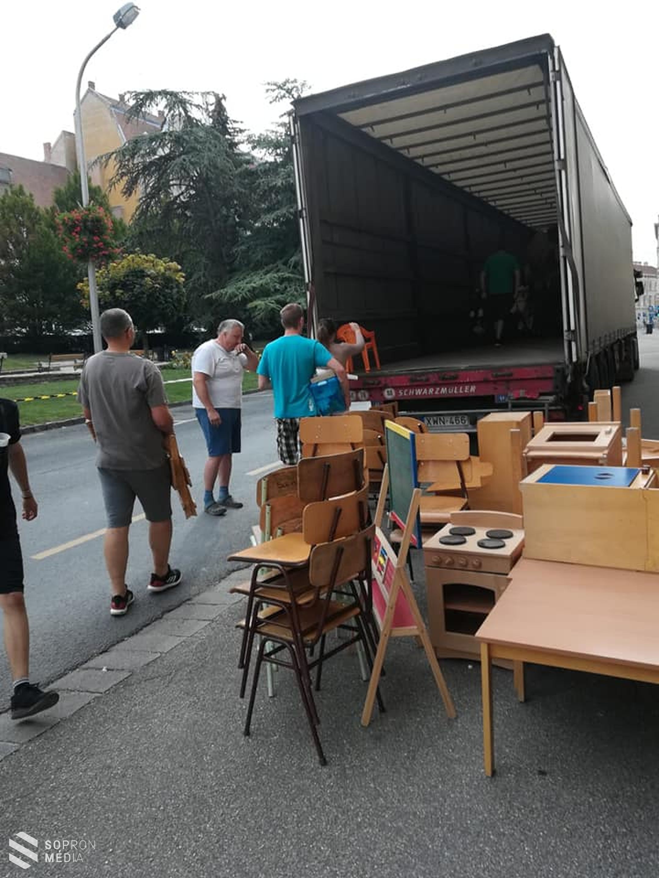 Egy kamionnyi adománnyal segít a soproni Szent Orsolya Iskola!