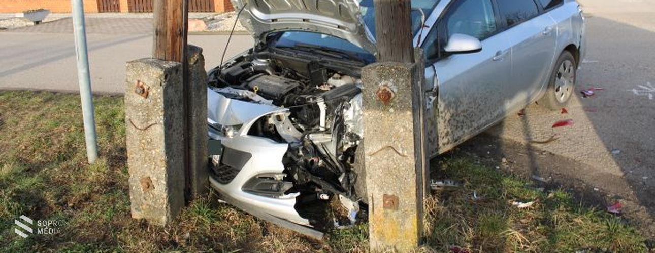 Karambolt követően ütközött villanyoszlopnak a sofőr