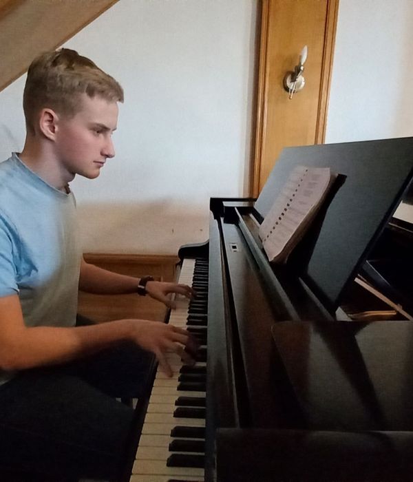 Licista zenészek szolgálnak az áhítatokon