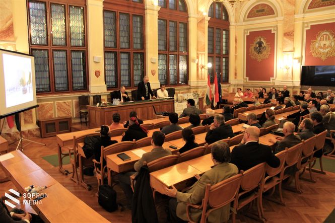 Megtelt a Városháza nagyterme a fórumon. 