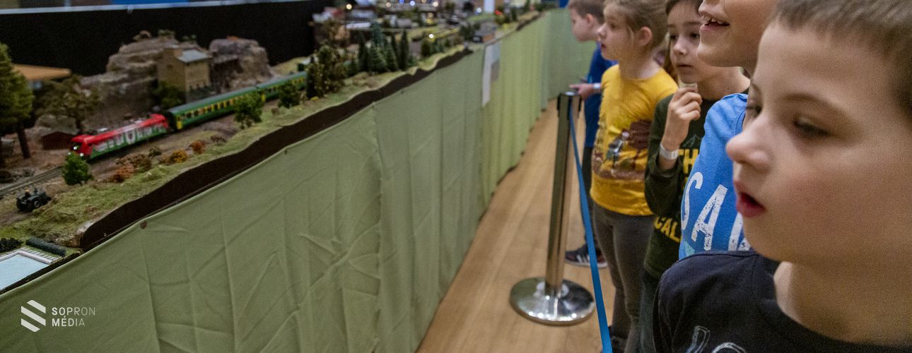 Elindultak a mozdonyok a XIII. Soproni Vasútmodell Kiállításon