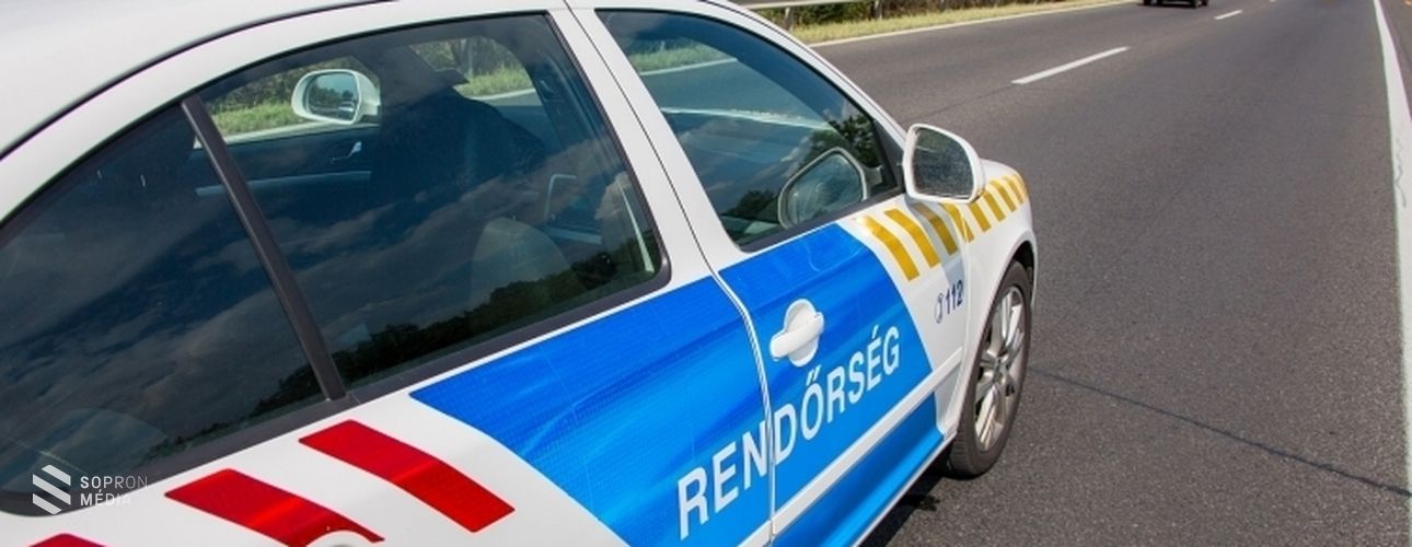 Felborult egy személygépkocsi Fertőszentmiklós közelében