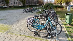 Új kerékpártárolókkal bővült a Deák tér