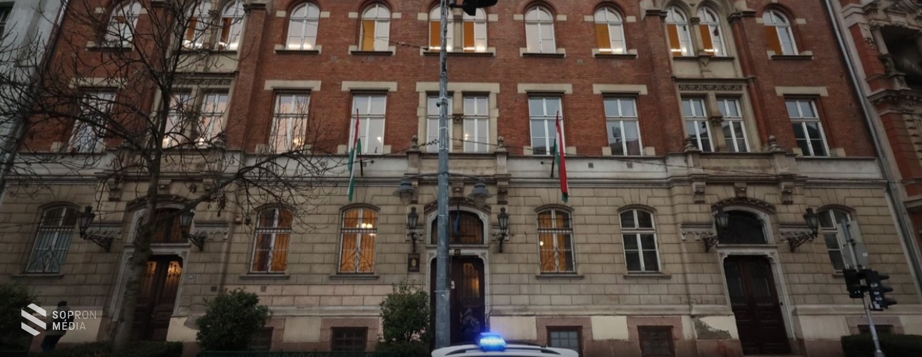 Bombariadók országszerte – fenyegető levelek miatt űrítettek ki több iskolát