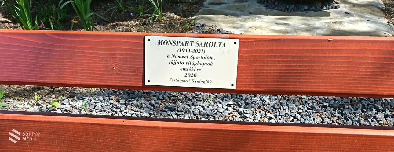 Monspart Sarolta tiszteletére emléktáblát avatott a Fertő-parti Gyaloglók klubja