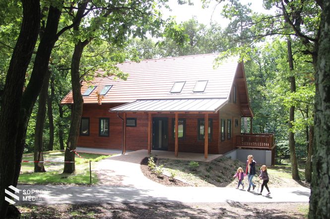 Az új vadászati kiállítás kívülről már teljesen elkészült, jelenleg a belső munkálatok folynak