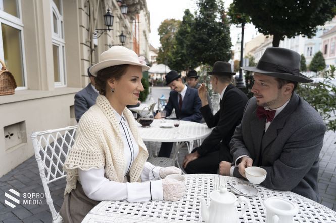 Felvételre készülnek a színészek.