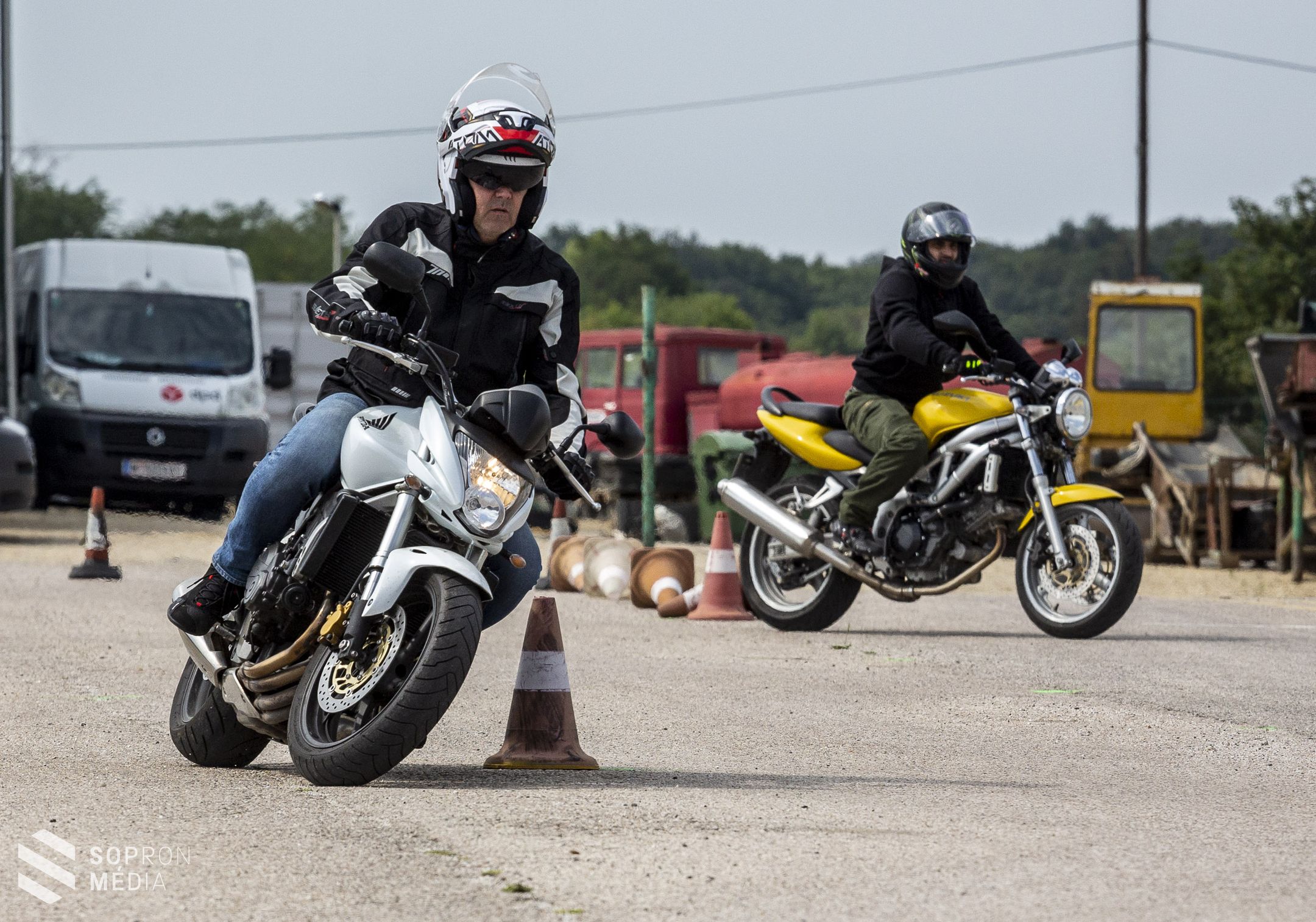 Biztonságosan közlekedni motoron – vezetéstechnikai képzést tartottak Sopronban
