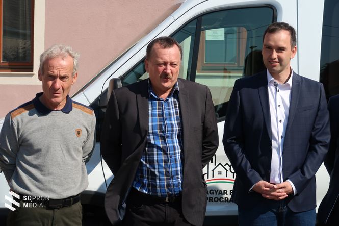 Szőke Attila, Völcsej polgármestere (középen)