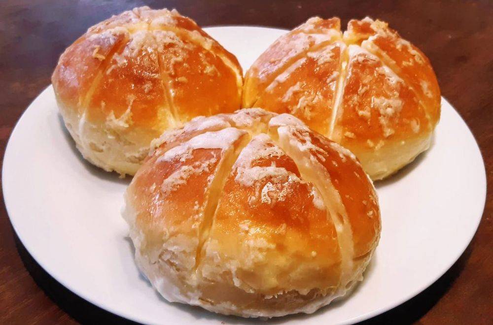 Krémsajttal töltött fokhagymás zsemle