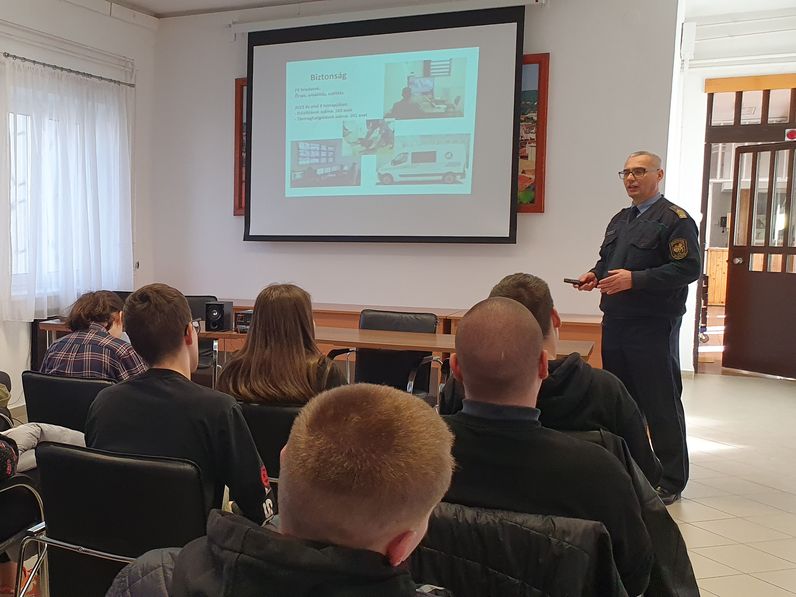 Édesapját látogatta meg a soproni diáklány a börtönben