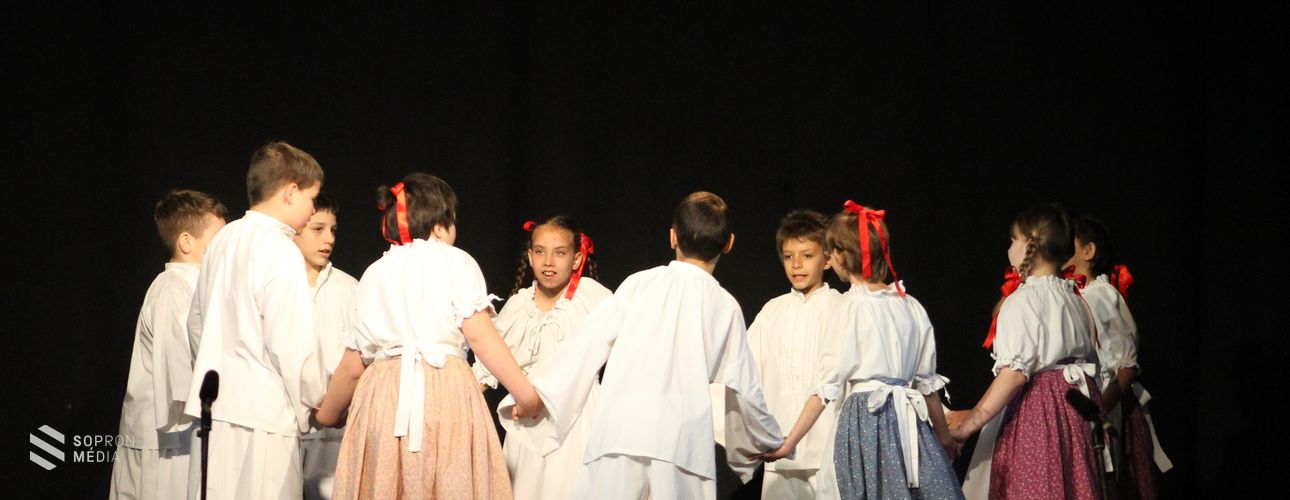 Közel 200 diák szerepelt a kulturális bemutatón 