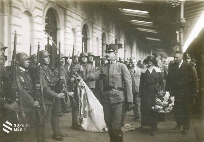 IV. Károly király és Zita királyné a győri vasútállomáson. Zita királyné kezében a Bozó Saroltától kapott virágcsokor (Képeslap, Schäffer Armin udvari fényképész kiadása) 