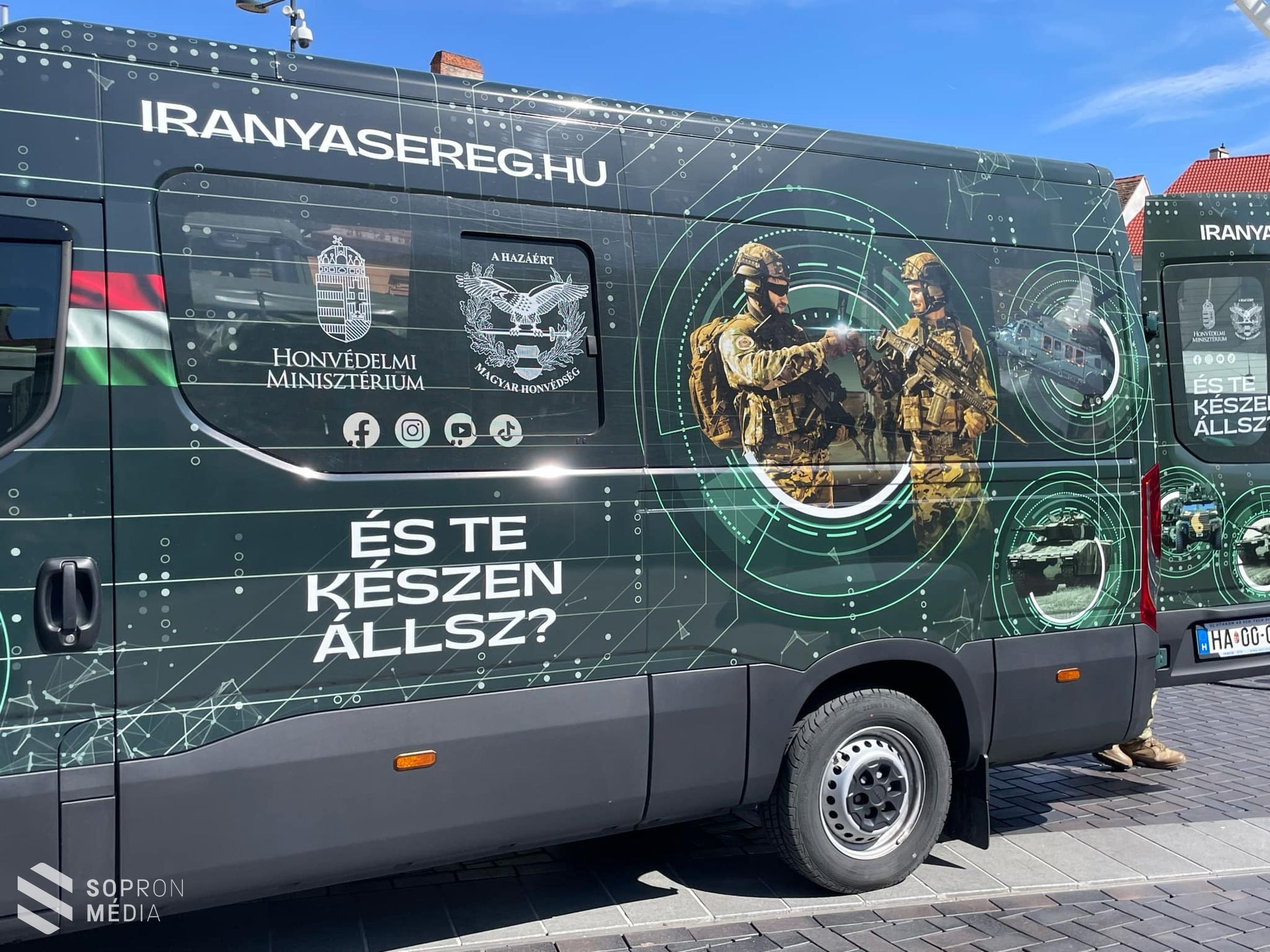 Látványos installációval toboroz a Magyar Honvédség Sopronban!