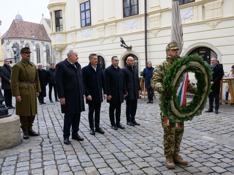 Koszorúzásokkal vette kezdetét a hűség napi programsorozat