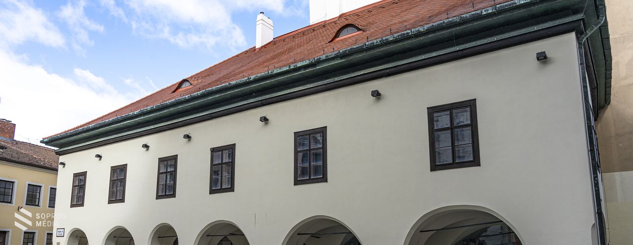 A soproni Lábasház: az Orsolya tér egyszerűségében elragadó műemléke