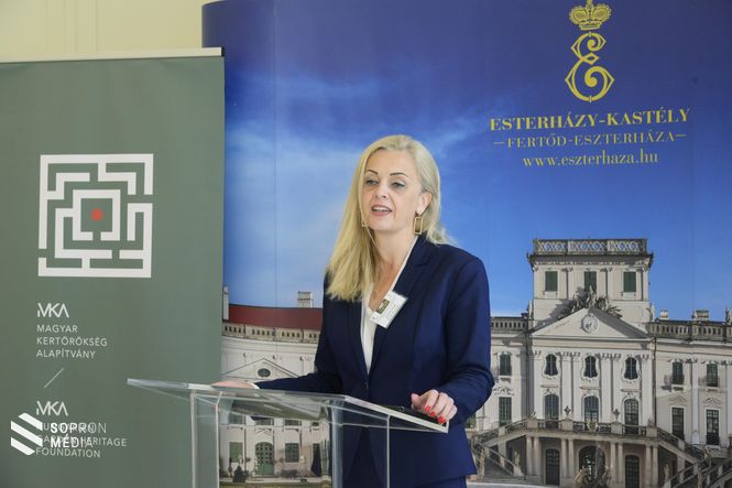 Egresitsné Firtl Katalin, az Eszterháza Központ ügyvezetője a konferencia megnyitóján