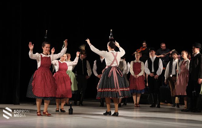  A zene, a tánc és az ének körül forgott a sokat látott soproni Petőfi-színház színpada.
