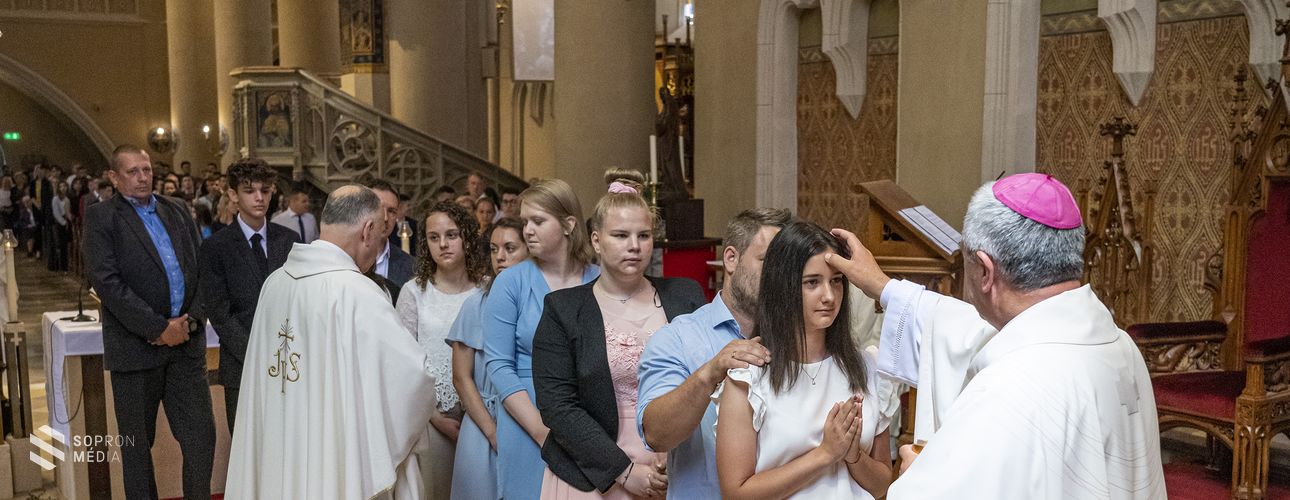 Pünkösdhétfőn fogadták a bérmálkozók a Szentlélek ajándékait