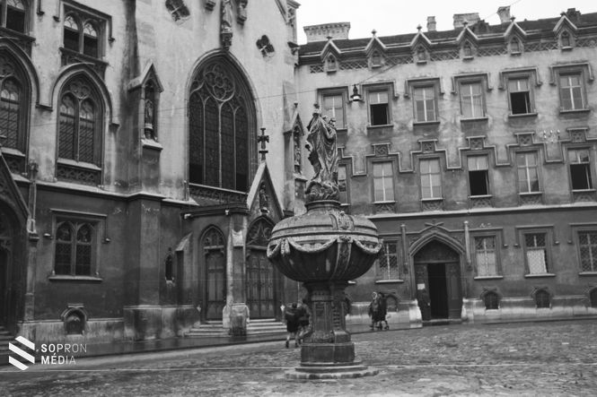 Orsolya tér, Mária-kút, balra a Szent Orsolya-templom és rendház. 1943. 