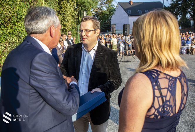 A Soproni Tankerületi Központ Kiváló igazgató díjat adományozott Varga Alfréd részére, melyet szintén az évnyitón vehetett át.