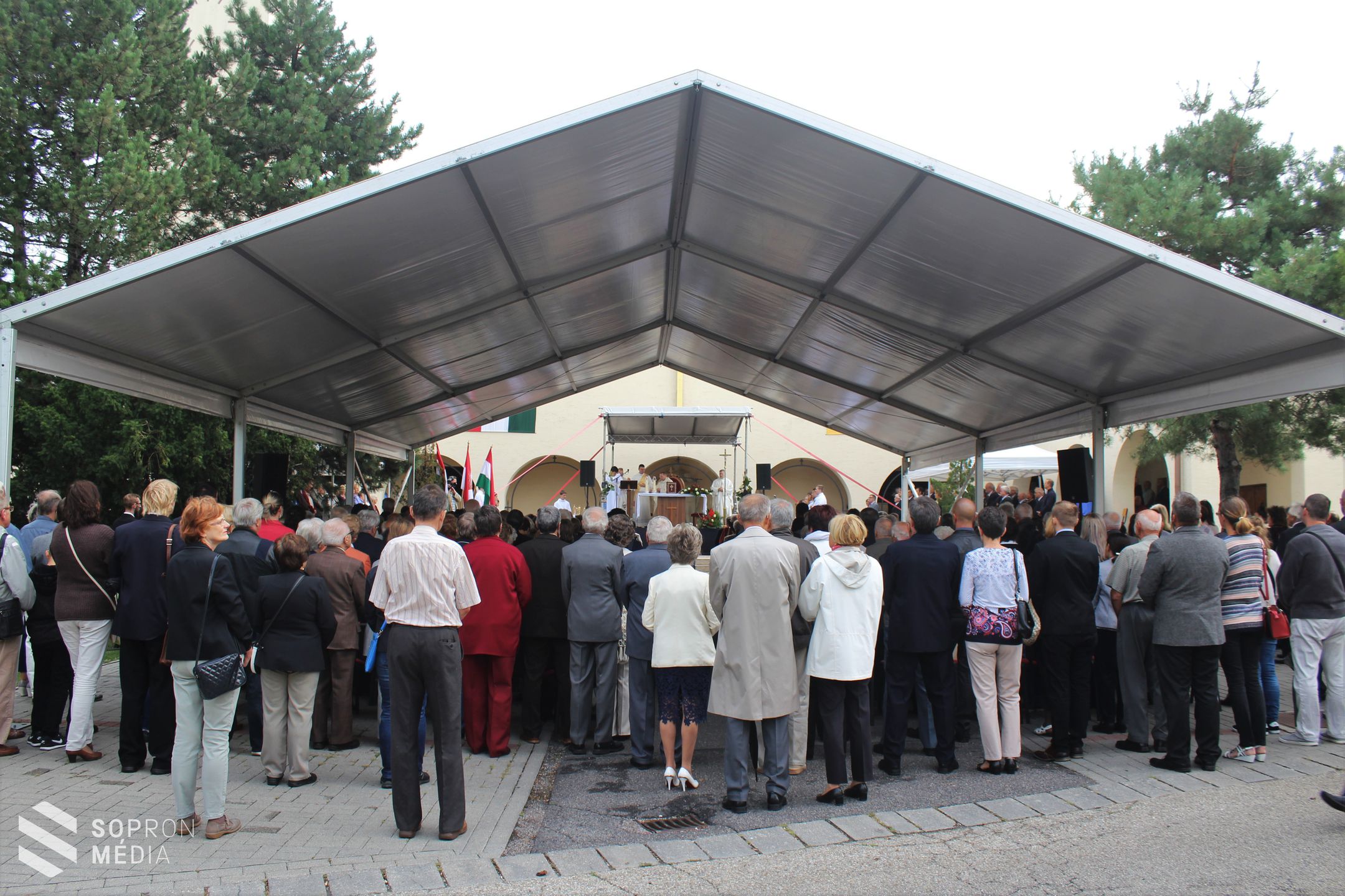 Szabadtéri szentmise, kenyérszentelés és koszorúzás is volt Sopronban (galéria)