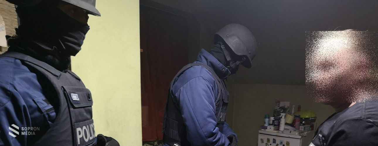 Csapást mértek a rendőrök a csornai drogüzletre