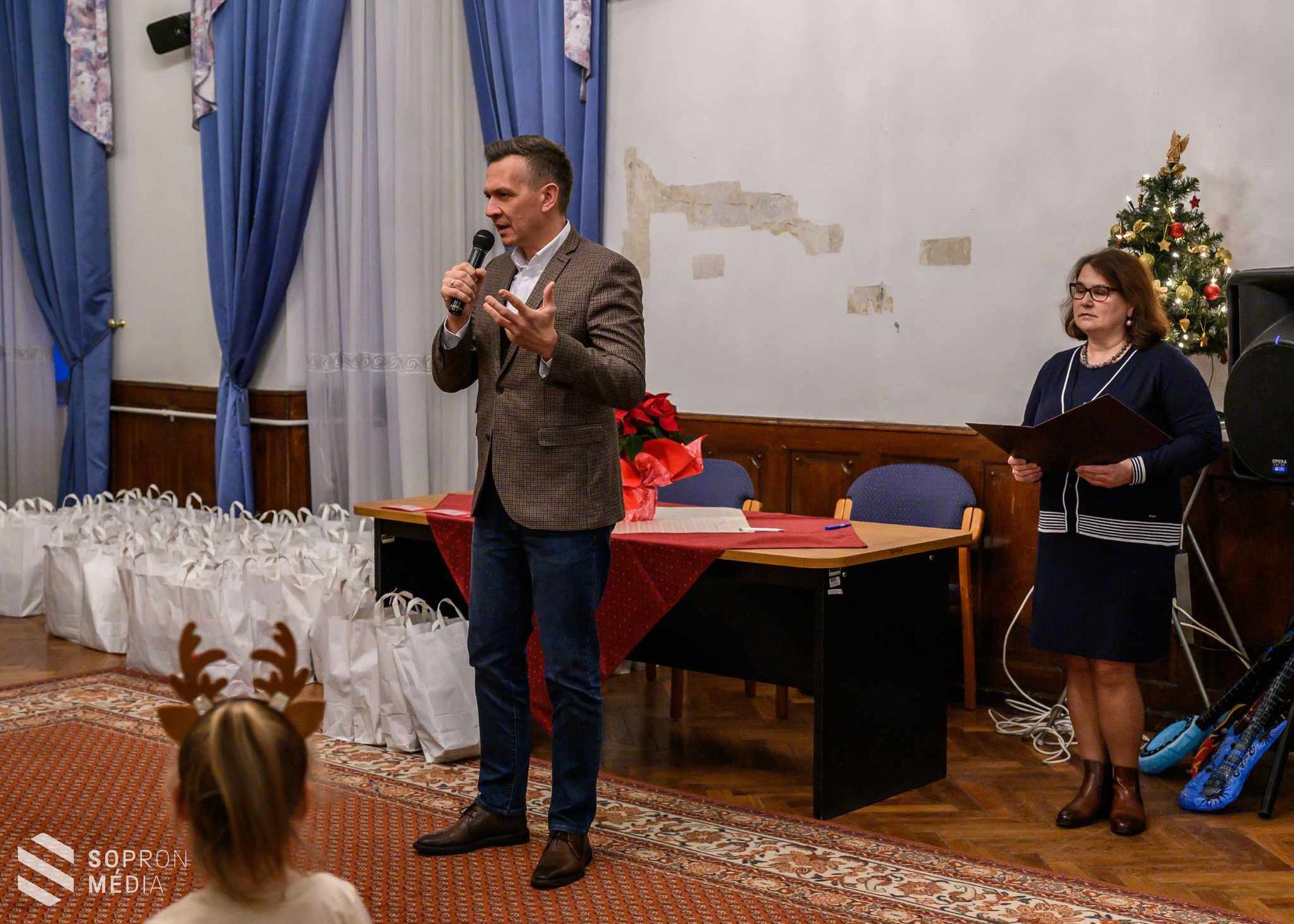 Ajándékcsomaggal segítette a rászoruló családok karácsonyát az önkormányzat