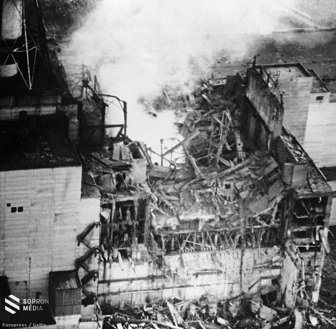 A robbanás levitte a reaktor 50 méter magasan lévő tetejét, az égő anyag még több radioaktív részecskét juttatott a légkörbe. 