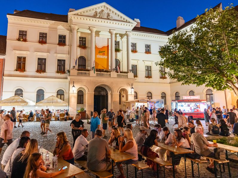 Kiváló koncertekkel és utcabáli hangulattal startolt el a Soproni Sörnapok