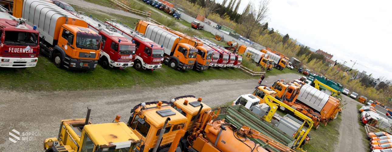 Kanyarodási asszisztens segíti Bécs teherautóit