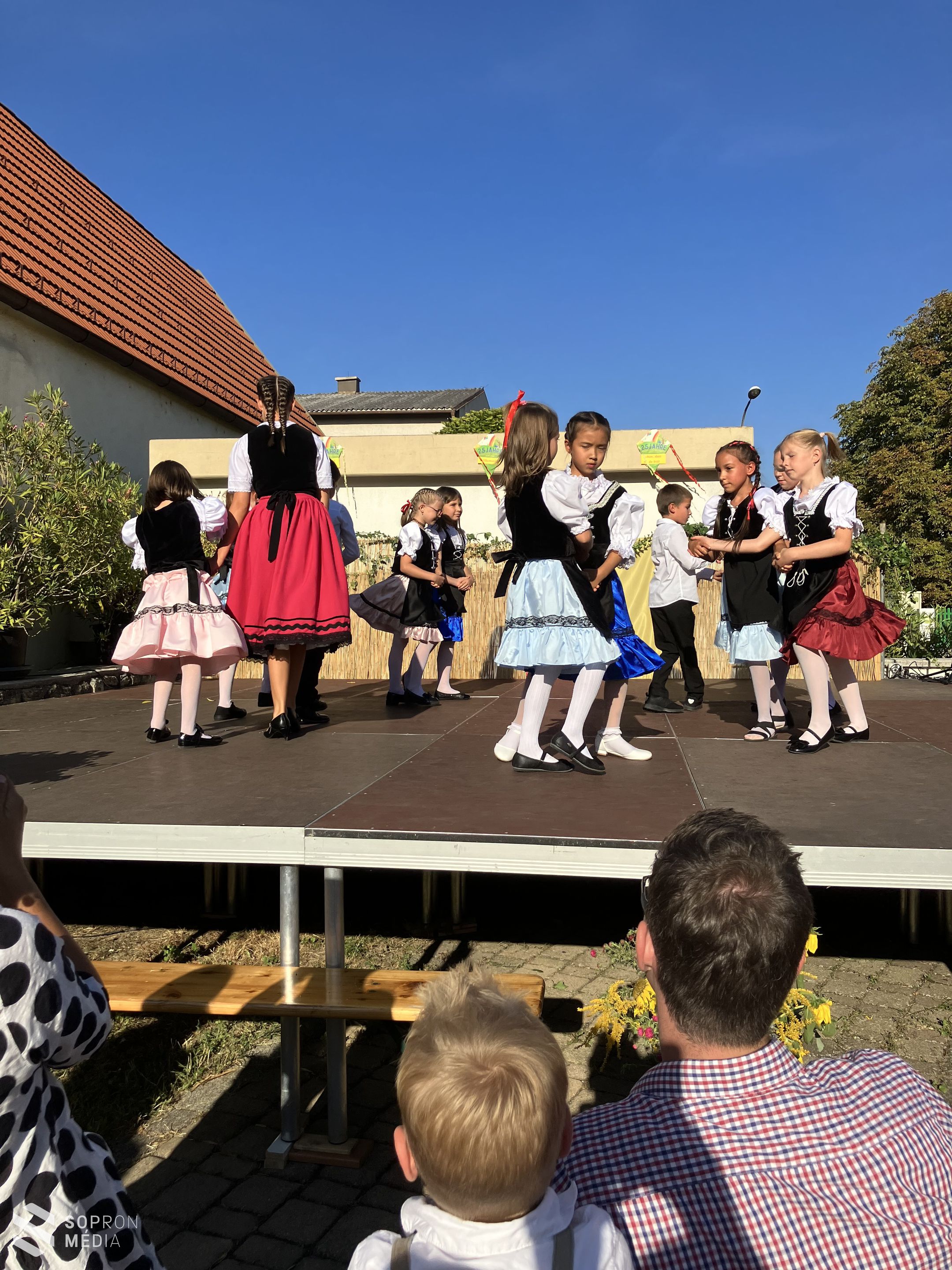 Fenyő téri táncosok a großhöfleini szüreti napokon