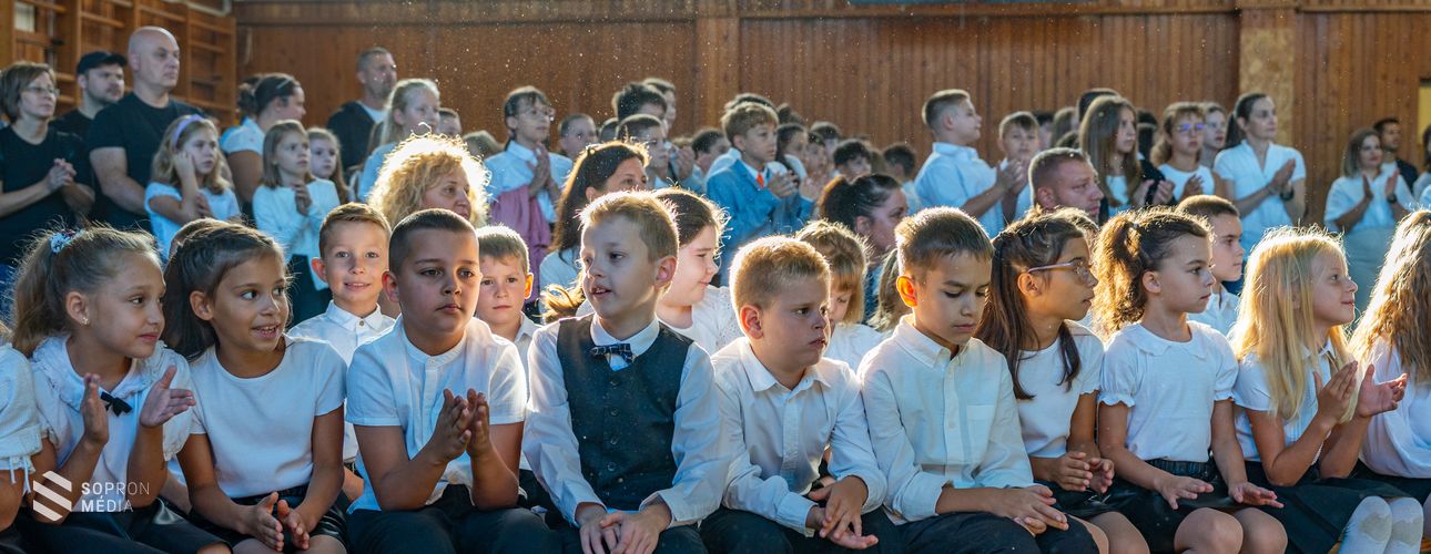 Becsengettek az iskolába a Lackner Kristóf Utcai Általános Iskolában is