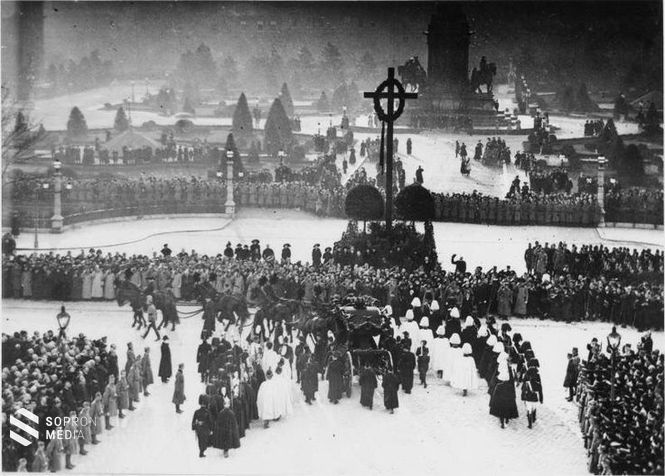 Ferenc József koporsóját a kapucinus kriptába kísérik, 1916. november 30-án