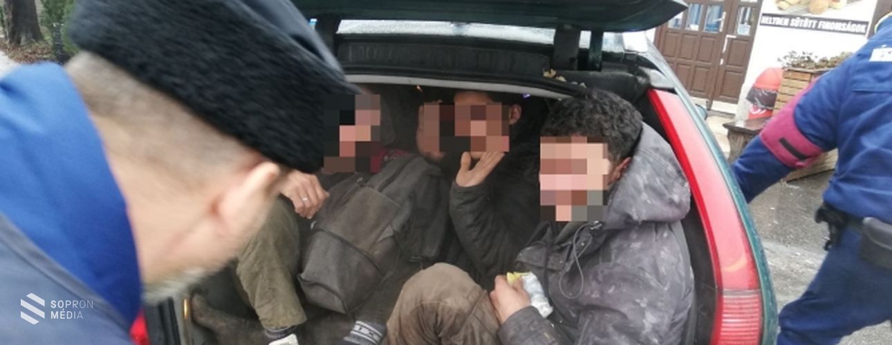 Egy embercsempészt és tizenkét migránst fogtak Sopronkőhidán