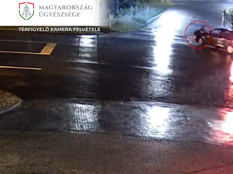 Nem foglalkozott vele, hogy a motorháztetőn kapaszkodik a sértett