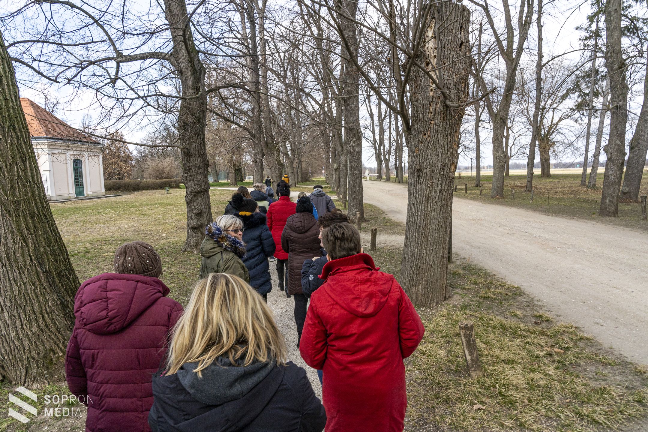 Pezsgős nőnapi tárlatvezetést tartottak a fertődi Esterházy-kastélyban