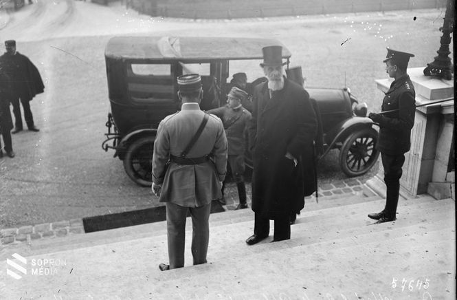 Gróf Apponyi Albert 1920. január 15-én megérkezik a francia külügyminisztériumba, hogy átvegye a békeszerződés tervezetét a külügyminisztérium híres óratermében