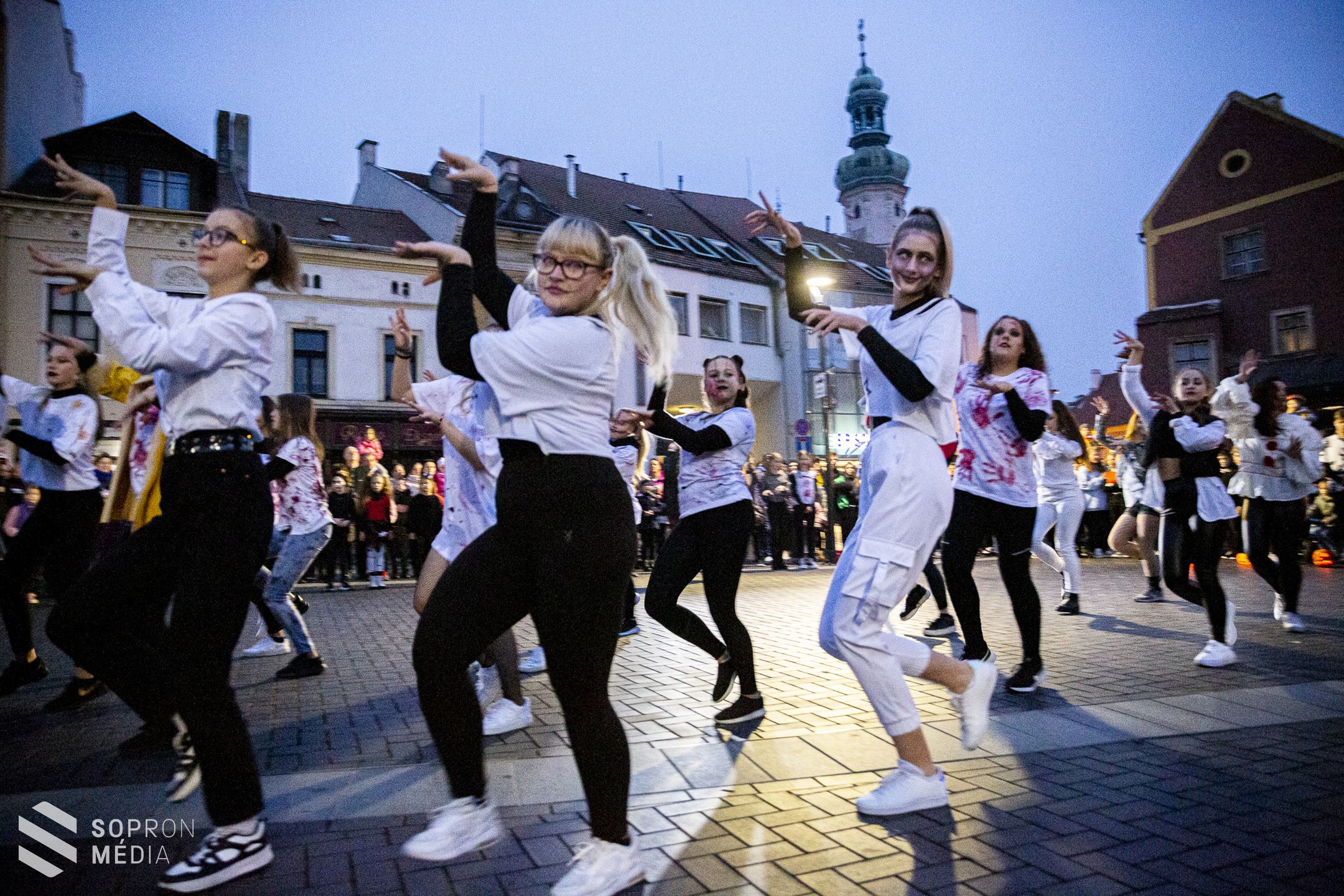 Látványos flashmobbal varázsolta el a közönséget a Dirty Dance Sopron