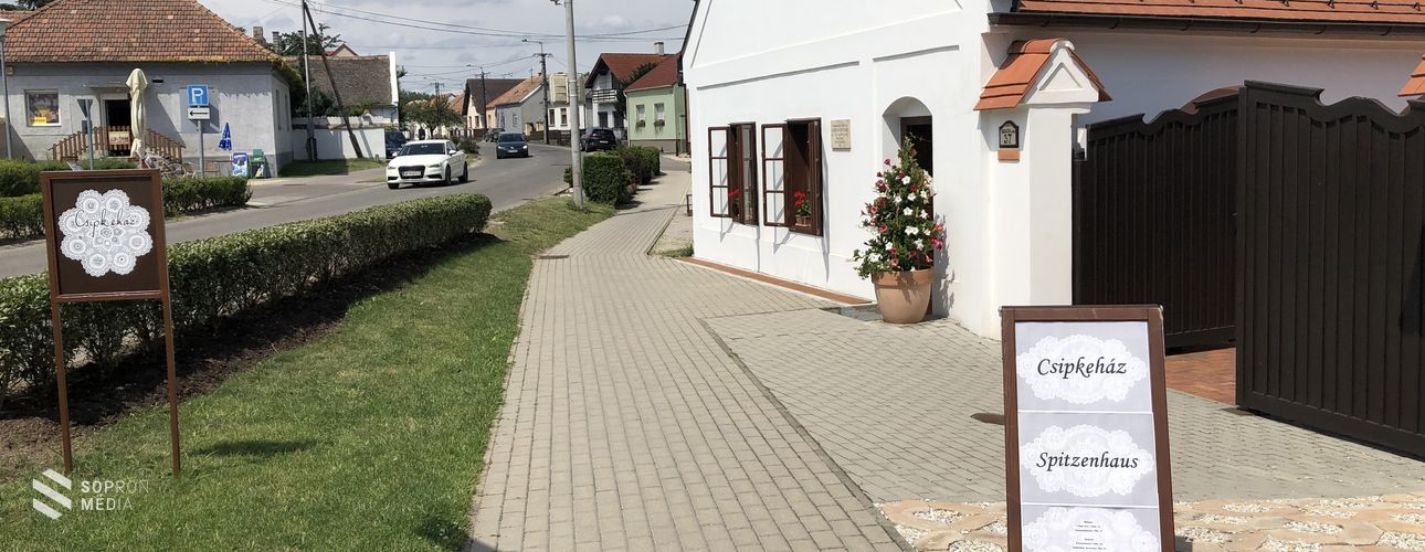 Ajándéknappal nyit a Csipkeház