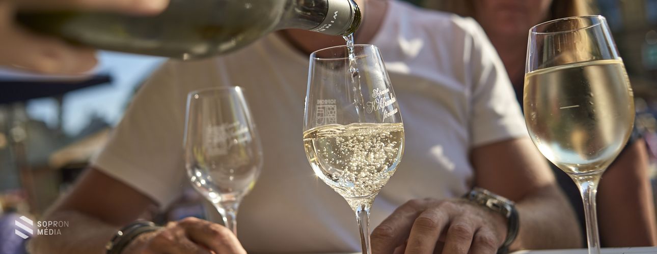 Könnyed, nyári borkóstoló a Mária-szobornál