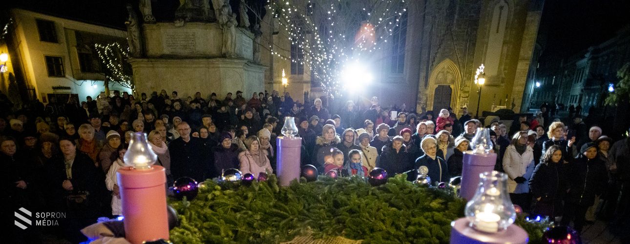 Meggyújtották az öröm gyertyáját a Fő téren