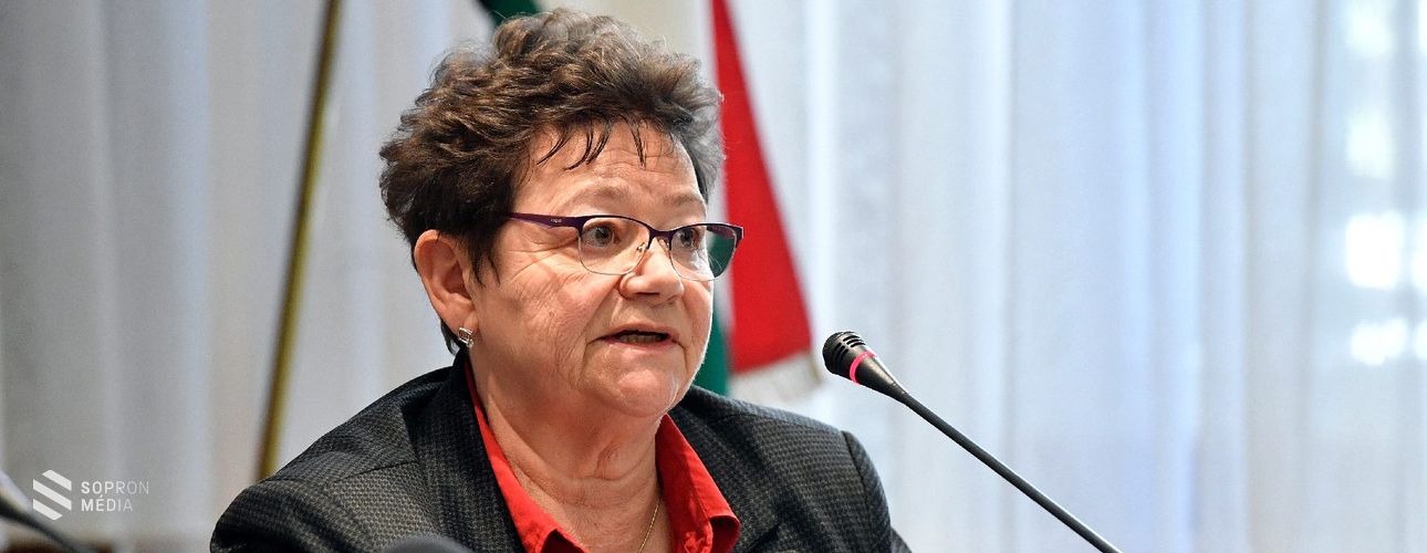 Tisztifőorvos: Folyamatosan alkalmazkodni kell a járványügyi helyzethez