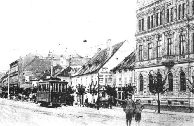 A 2-es motorkocsi a Várkerületen, a Pannónia szálló előtt. 