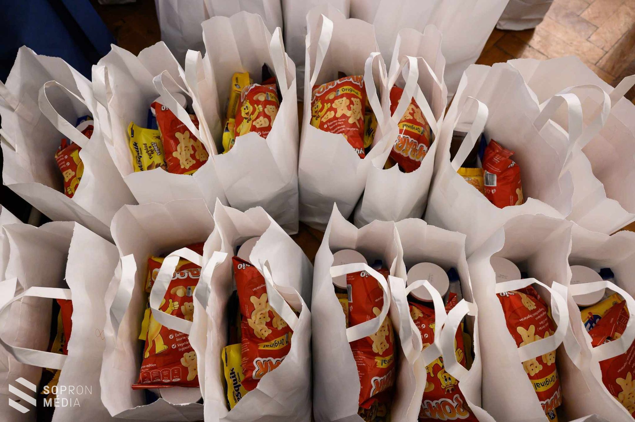 Ajándékcsomaggal segítette a rászoruló családok karácsonyát az önkormányzat