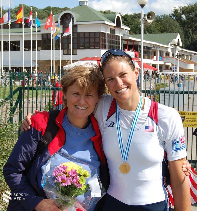 A tudós és lánya, Zsuzsi, aki amerikai színekben kétszeres olimpiai bajnok evezős. 