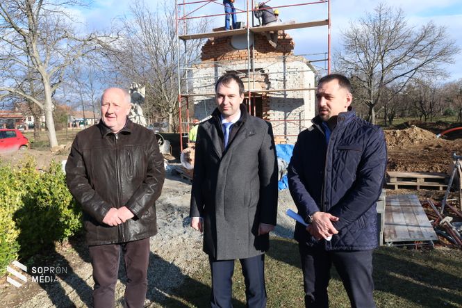 Csorba János Nagycenk polgármestere, Barcza Attila és Kárpáti Béla ismerteti a projektet.