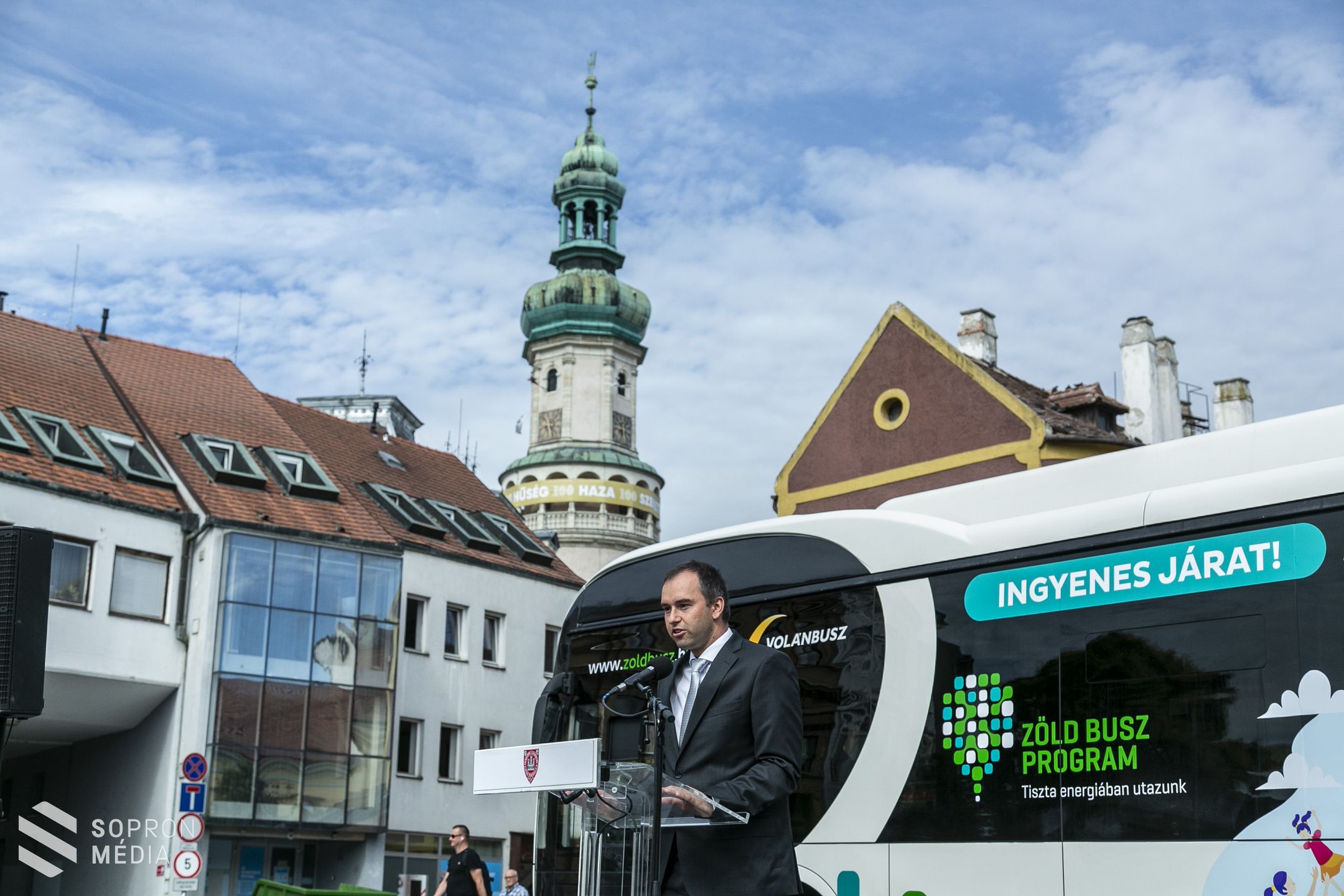 Az elektromos autóbusz a jövőbe mutat